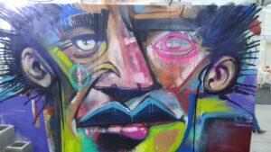 artista Pepe fontanari pinta grafite no espaço imaginario das artes visuais construarte